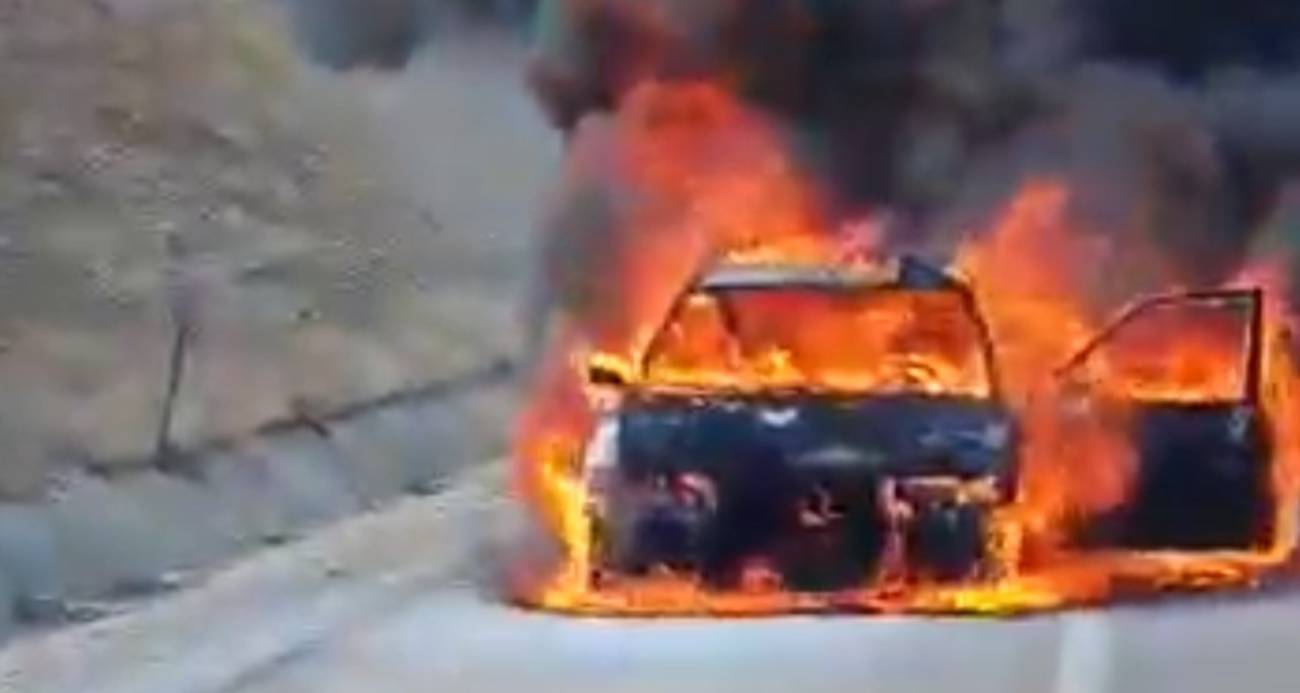 İstanbul’dan aldığı otomobiliyle Afyonkarahisar’a gelmek için yola çıkan bir kişi kent girişinde kabusu yaşarken, şahsın 5 saat önce aldığı otomobili çıkan yangın sonrası hurdaya döndü.