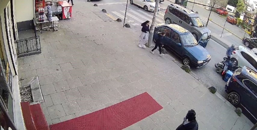 Park halindeki aracın kapısını açtı, motosikletli kurye çarptı