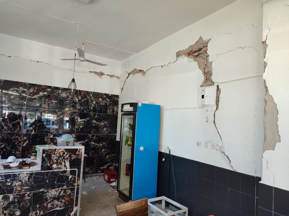 Buldan’da 5.1’lik depremin ardından bazı işletmelerde hasar meydana geldi