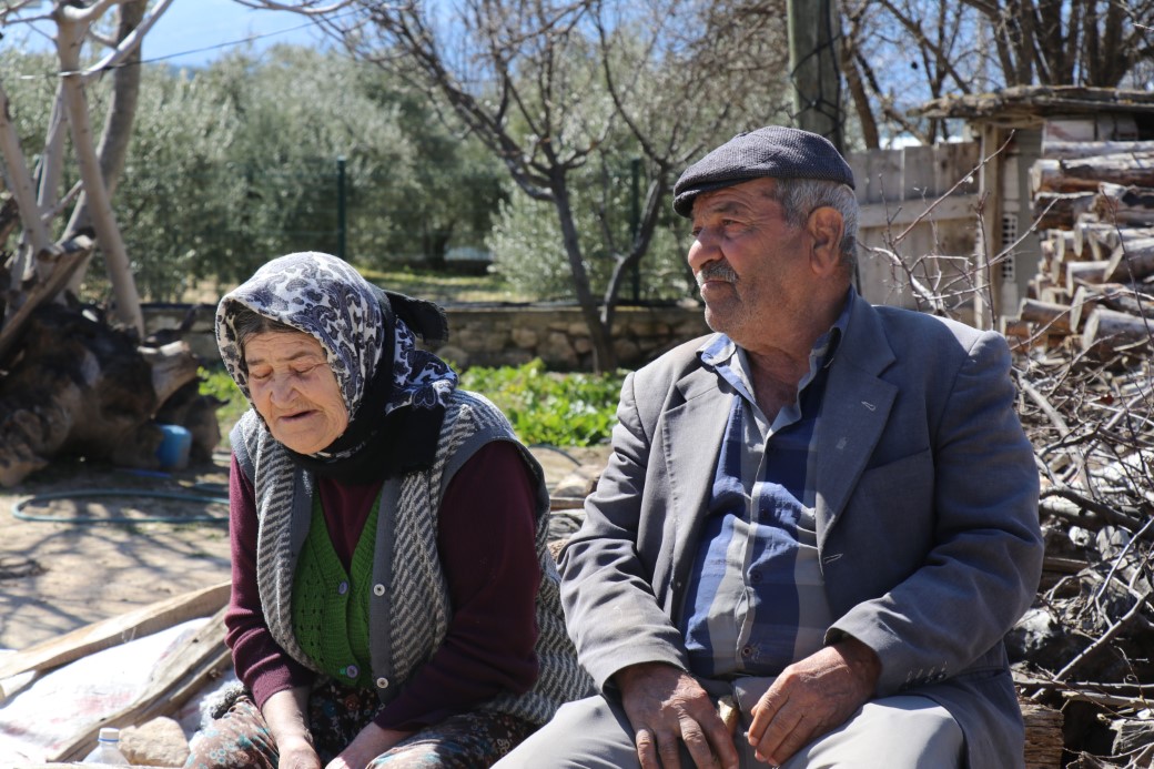 Depremde hasar gören evlerini dışarıdan izliyorlar