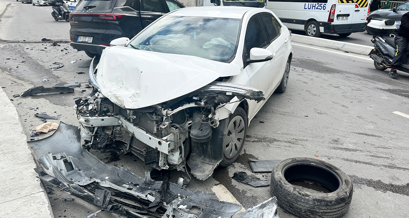 İstanbul Sarıyer’de kontrolden çıkarak karşı şeride geçen otomobil zincirleme kazaya neden oldu. Üç otomobil ve bir servis minibüsünün karıştığı kazada 4 kişi yaralandı.