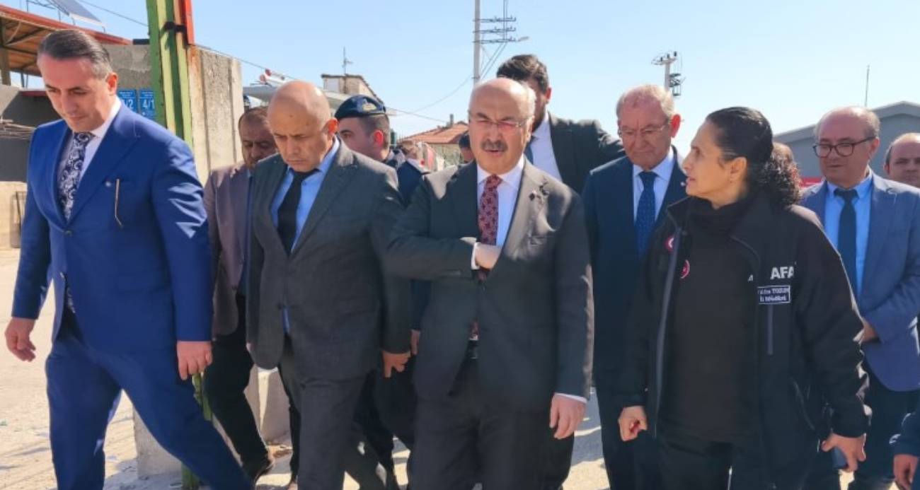 Vali Köşger açıklama yaptığı sırada artçı depreme yakalandı