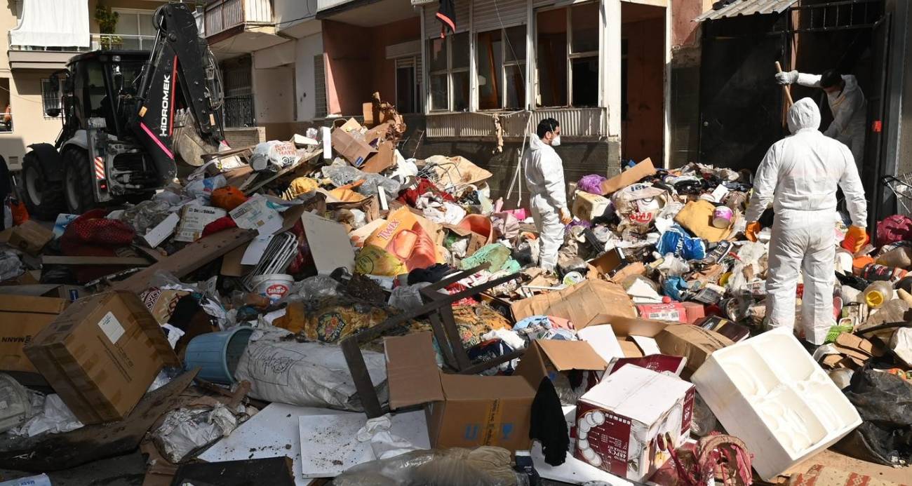 Karabağlar’da çöp evden 12 kamyon atık çıkarıldı