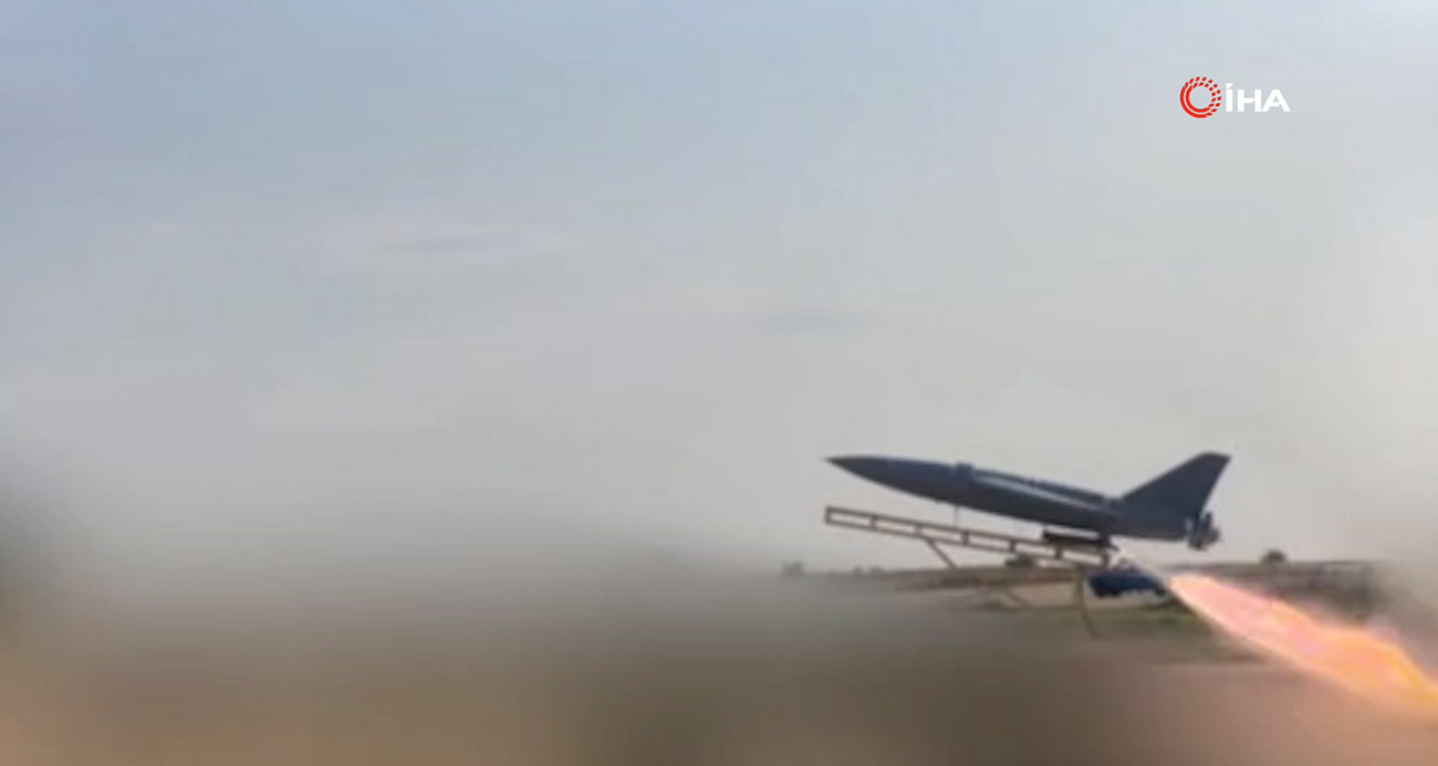 İran Ordusu, İran’daki petrol rafinerisi ve depolarına yönelik saldırılara misilleme olarak İsrail’in Hayfa kentindeki petrol ve gaz rafinerisi ile yakıt depolarının kamikaze İHA’larla hedef alındığını duyurdu.