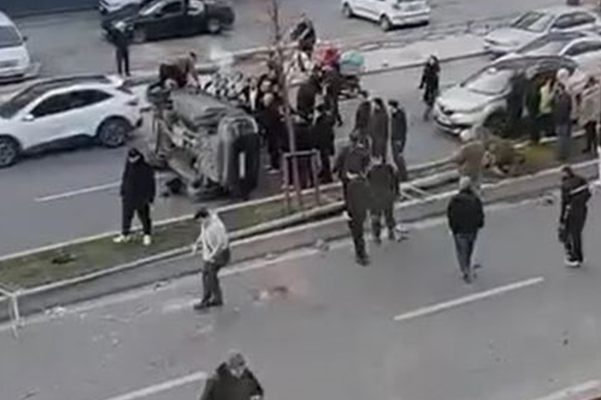 Beylikdüzü’nde direğe çarpan araç takla attı