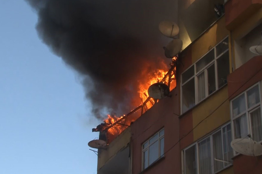 Esenler’de 4 katlı binanın çatısı alev alev yandı