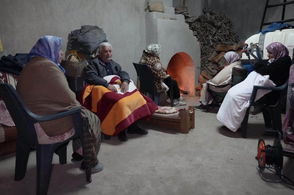 Buldan’da 5.1 büyüklüğündeki depremin ardından yaşanan artçılardan korkan vatandaşlar dışarda sabahladı