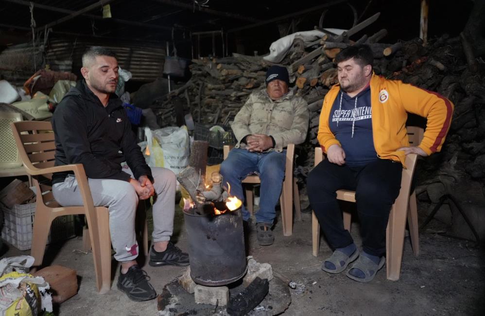 Buldan’da 5.1 büyüklüğündeki depremin ardından yaşanan artçılardan korkan vatandaşlar dışarda sabahladı