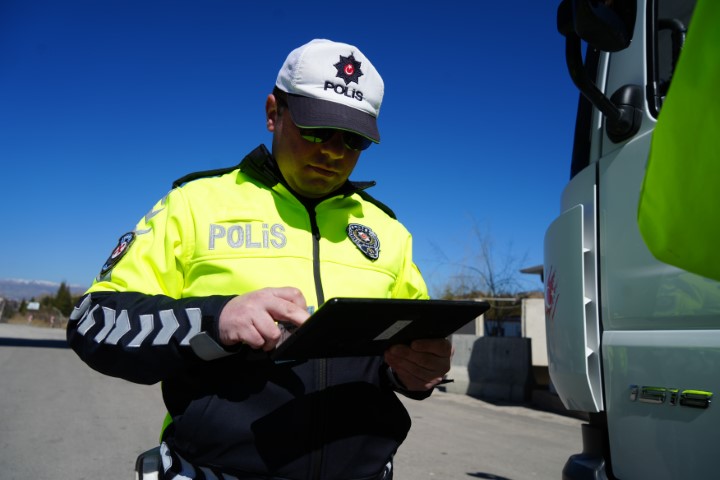 43 ilin geçiş güzergahında APP plakalı araçlar durduruldu: Sürücülere uyarı yapıldı