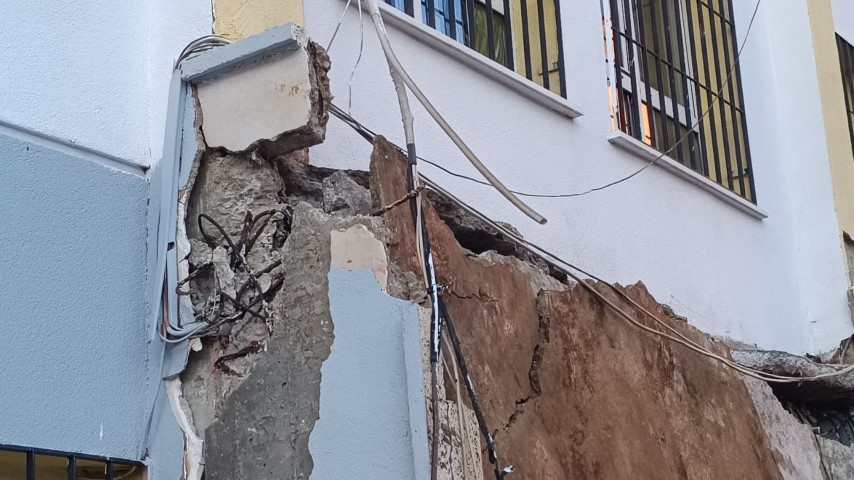 Pendik’te okulun giriş saçağı çöktü: Facianın eşiğinden dönüldü