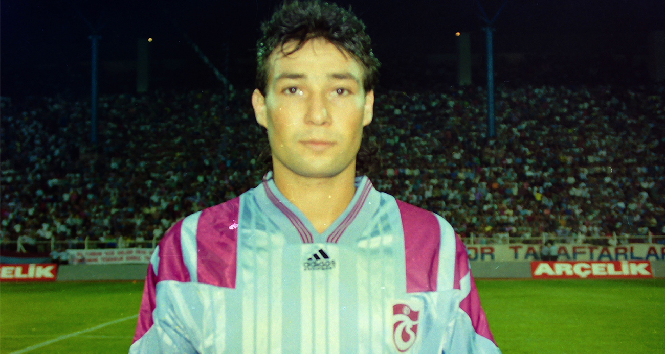 Trabzonspor Teknik Direktörü Fatih Tekke’nin yardımcısı Orhan Kaynak, geçirdiği kalp krizi sonrası kaldırıldığı hastanede yapılan tüm müdahalelere rağmen kurtarılamayarak hayatını kaybetti. Kaynak’ın abisi, bir dönem Fenerbahçe forması giyen Kayhan Kaynak da 34 yaşında kalp krizi sonucu yaşamını yitirmişti.