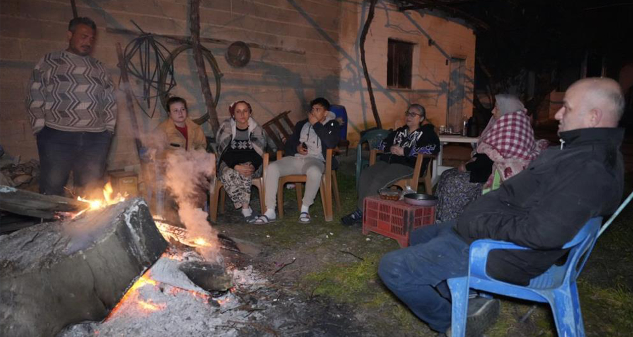 Buldan’da 5.1 büyüklüğündeki depremin ardından yaşanan artçılardan korkan vatandaşlar dışarda sabahladı