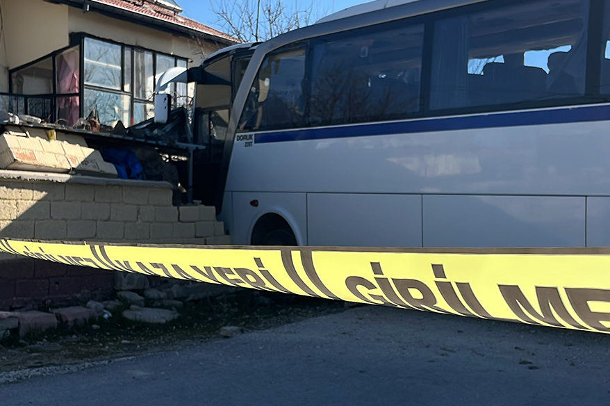 Servis aracı belediye otobüsüyle çarpıştı: 20 yaralı