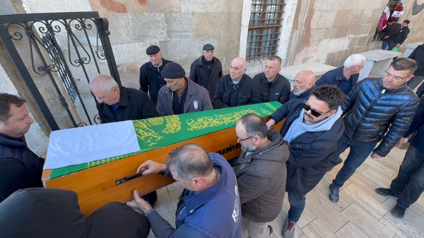 Yerde can çekişirken bakıp geçtiler, hayatını kaybetti