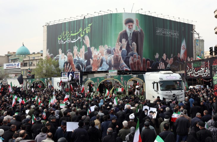 İran'da ABD-İsrail saldırılarında hayatını kaybeden üst düzey askeri yetkililer için cenaze töreni