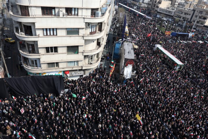 İran'da ABD-İsrail saldırılarında hayatını kaybeden üst düzey askeri yetkililer için cenaze töreni