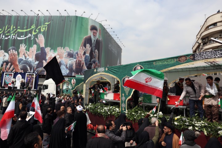 İran'da ABD-İsrail saldırılarında hayatını kaybeden üst düzey askeri yetkililer için cenaze töreni