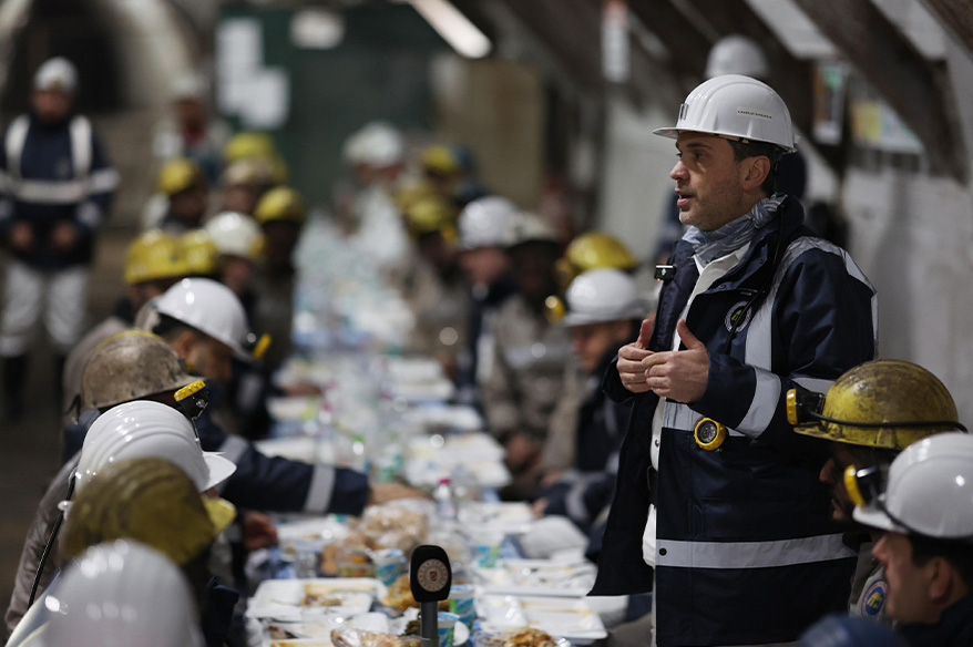 Bakan Bayraktar, madencilerle iftar yaptı