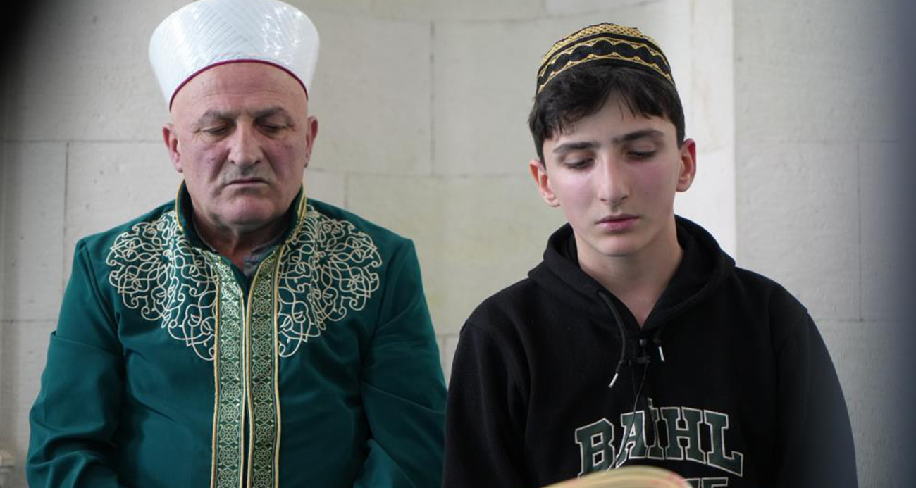  15 yaşındaki Bayburtlu hafız Yusuf Aslan, tarihi Yakutiye Camii’nde mukabele okurken, babası İmam Hatip Enis Aslan yaklaşık 28 yıldır aynı camide vakit, cuma ve teravih namazlarını kıldırıyor. Baba ve oğul, ramazan ayının manevi atmosferini aynı camide birlikte yaşıyor.