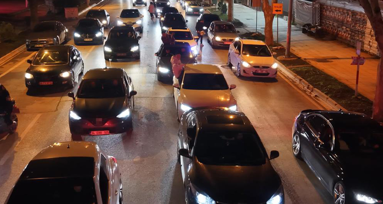 Caddebostan’da otomobilin camından sarkan gençten pes dedirten sözler: "Bayrampaşa çocuğuyuz 100 bin lira ceza yedik, yine yeriz"