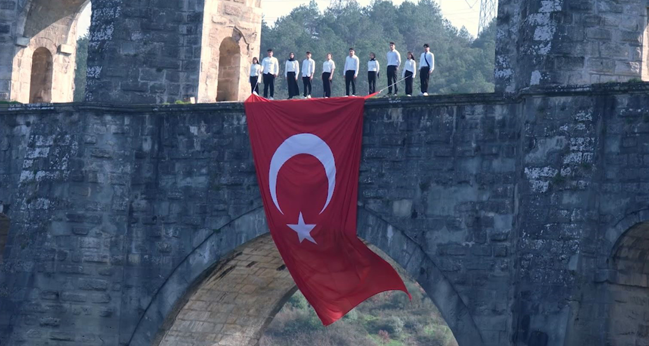 Sultangazi’de istiklal ruhu tarihi mekanlarla buluştu: Gençlerden anlamlı klip