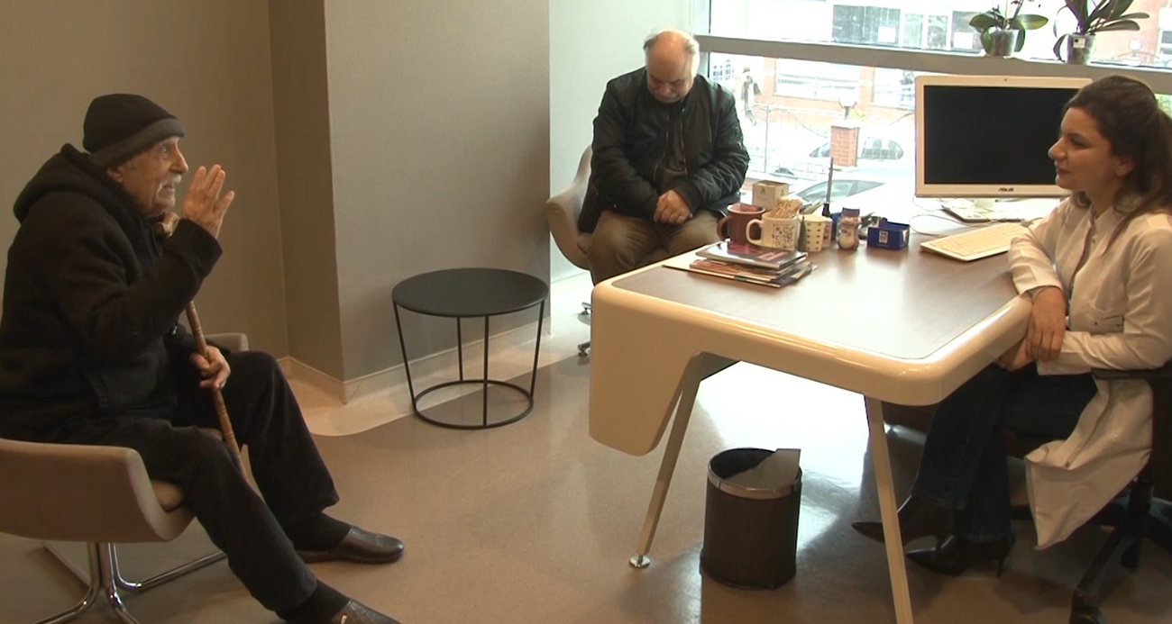 İstanbul’da yaşayan 91 yaşındaki Ali Bakırkalay’da bir anda konuşma bozukluğu, ağızda kayma gibi durumlar gelişince hemen hastaneye kaldırıldı. İnme geçirdiği anlaşılan ve başarılı bir tedavi süreci geçiren Kalay, "Kızlarım ‘Baba ağzın kaydı’ dedi. Hepsi düzeldi, bana çok iyi baktılar" derken uyguladıkları tedavi hakkında bilgi veren Doç. Dr. Songül Şenadım, "Hastamızı yürüyerek taburcu ettik. İnmenin tedavisi acildir, 1 dakika bile önemli. İnme gençlerde de artık sık görülüyor. Hipertansiyon, diyabet, sedanter yaşam, sigara kullanımı gibi risk faktörü olan insanlarda inmeyi diğer insanlara göre daha fazla görüyoruz" dedi.