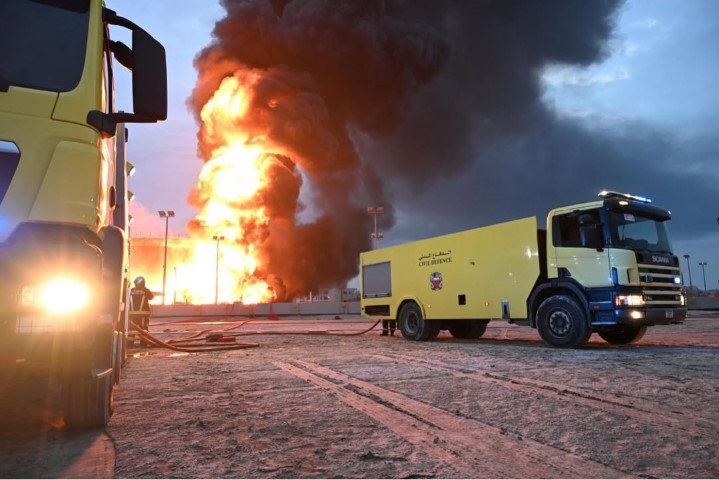 İran, Bahreyn'de yakıt tanklarını vurdu