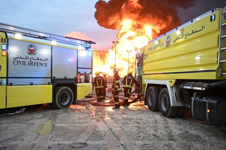 İran, Bahreyn'de yakıt tanklarını vurdu