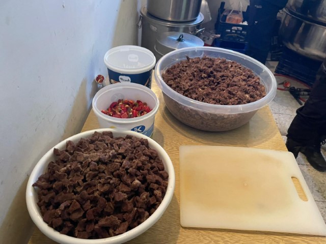 Bilecik’te bodrum katta kaçak yemek üretimine zabıta baskını