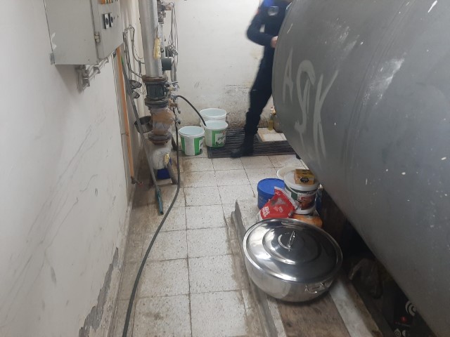 Bilecik’te bodrum katta kaçak yemek üretimine zabıta baskını