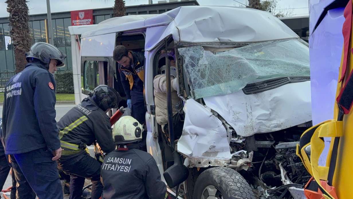 Samsun’da kontrolden çıkan minibüsün hafif ticari araca ve yolcu almak için duran belediye otobüsüne çarpması sonucu 7 kişi yaralandı.