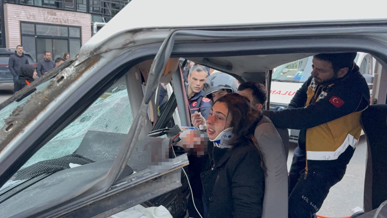 Minibüs, hafif ticari araç ve otobüse çarptı: 7 yaralı