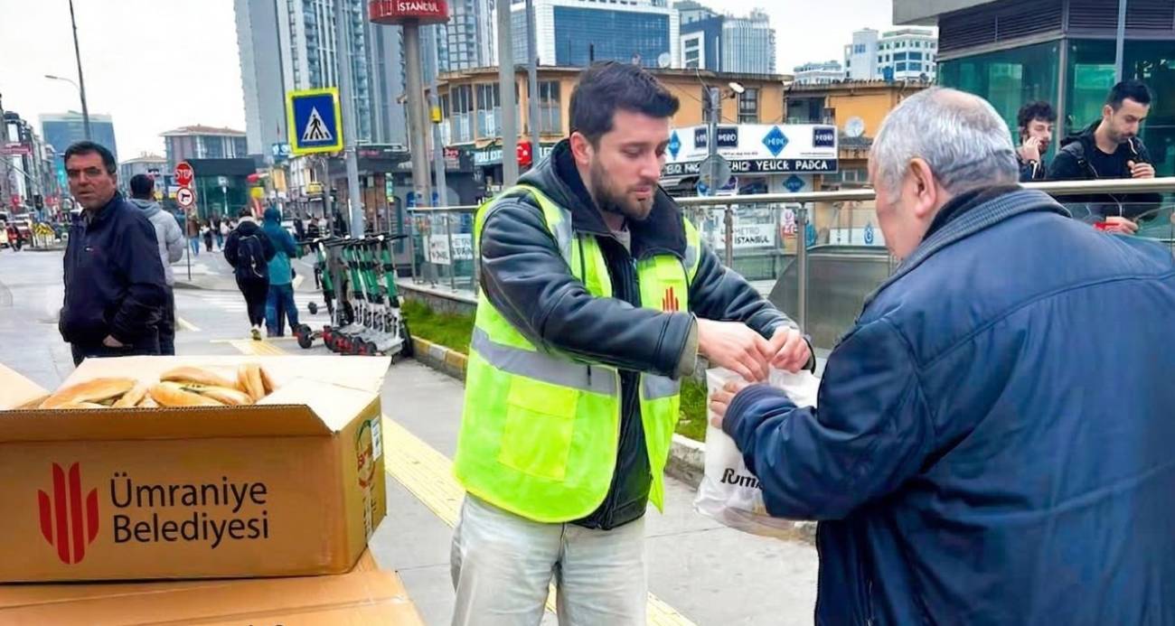 Ümraniye Belediyesinden iftara yolda yakalanan vatandaşlara iftariyelik desteği