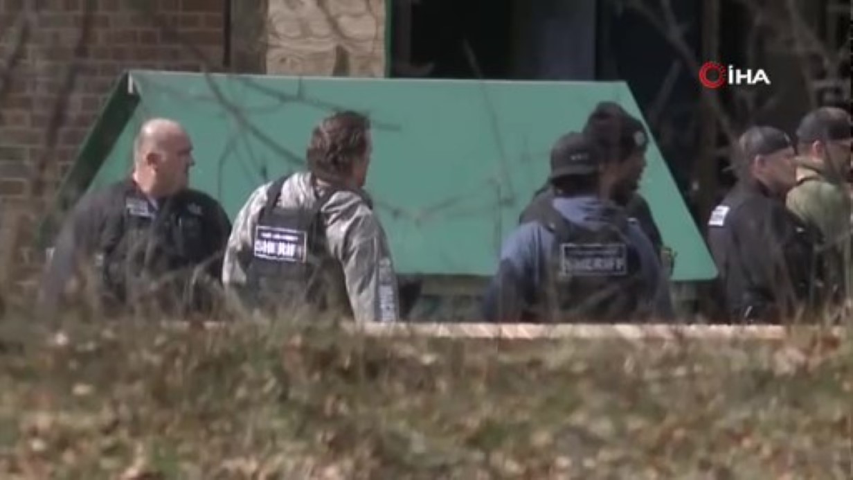 ABD’nin Michigan eyaletinde bir sinagoga aracıyla girerek silahlı saldırı düzenleyen şüpheli öldürüldü.