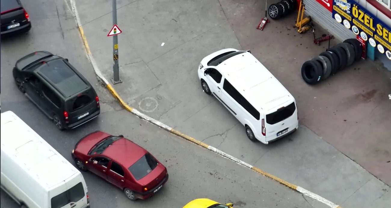 Yolu bırakıp kaldırımdan gittiler: Dron denetiminde ceza yağdı