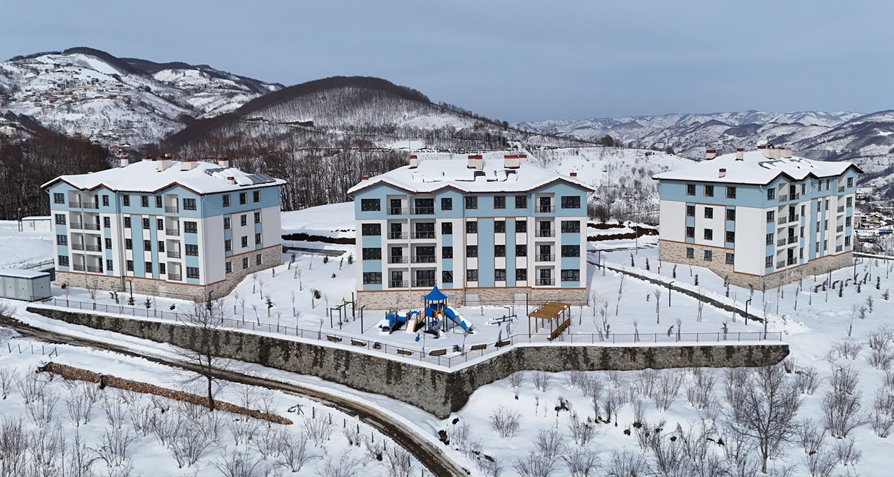 Ordu’nun Aybastı ilçesinde 2019 yılında meydana gelen ve yaklaşık 80 hanenin zarar gördüğü heyelanın ardından mağdur olan vatandaşlar, yeni yuvalarına kavuşmaya başladı.