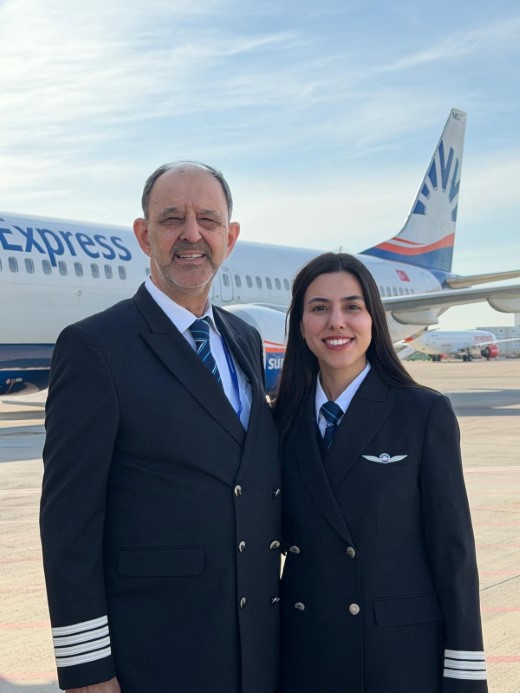 Baba ve kız aynı kokpitte: 42 yıllık pilot gökyüzüne kızıyla veda etti