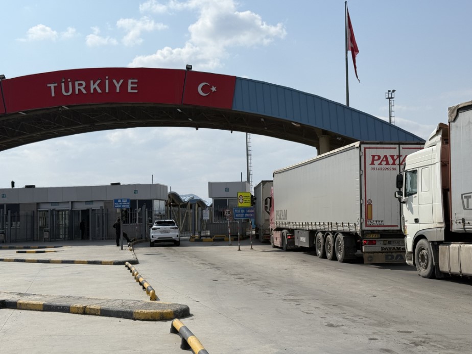 Hem kendi canını hem de diğer sürücülerin canını tehlikeye attı: O anlar araç kamerasına yansıdı