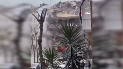  İstanbul Avcılar’da kentsel dönüşüm sırasında bina kendiliğinden çöktü. Yaşanan anlarda ortalığı toz bulutu kaplarken o anlar cep telefonu kamerasıyla kaydedildi.