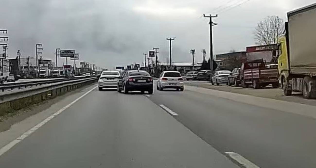 Hem kendi canını hem de diğer sürücülerin canını tehlikeye attı: O anlar araç kamerasına yansıdı