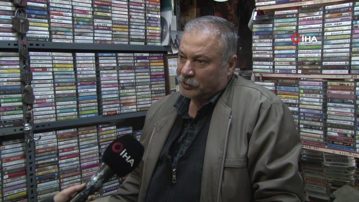 Müzik dünyasının geçmişine 20 yıldır topladığı plak ve kasetlerle ışık tutuyor