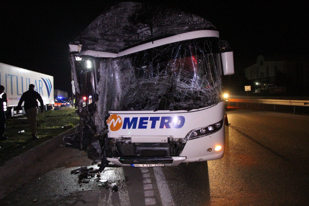 Amasya’da yolcu otobüsü ile tırın çarpıştığı kazada 11 kişi yaralandı