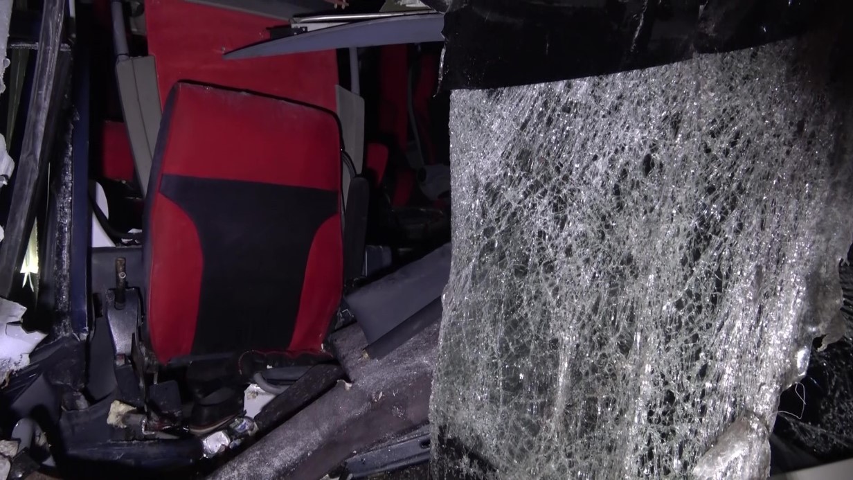 Amasya’da yolcu otobüsü ile tırın çarpıştığı kazada 11 kişi yaralandı