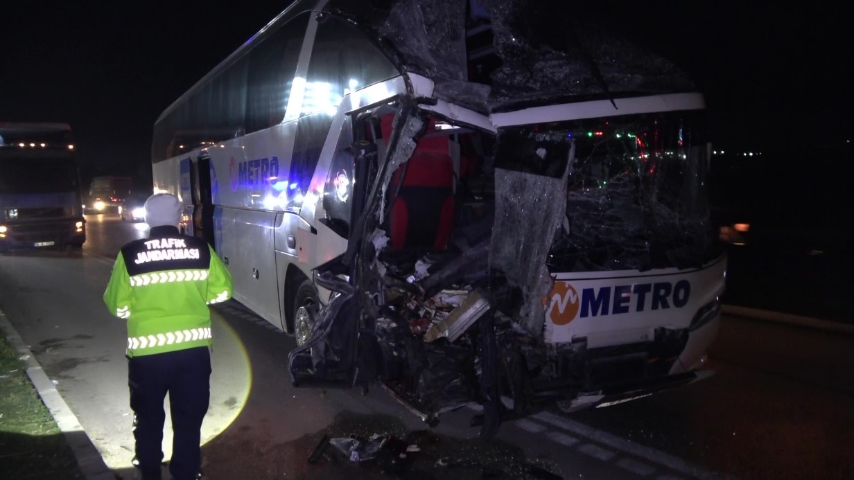 Amasya’da yolcu otobüsü ile tır çarpıştı