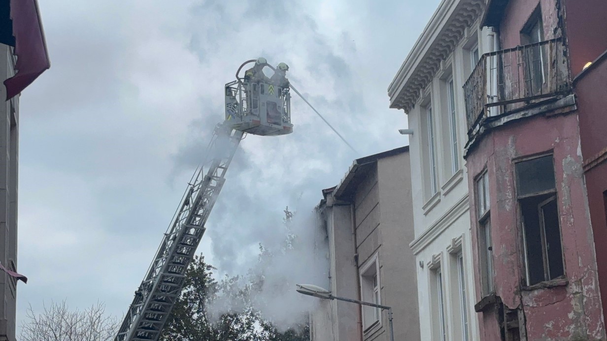 Fatih'te 3 katlı binada yangın çıktı: 1 ölü 5 yaralı