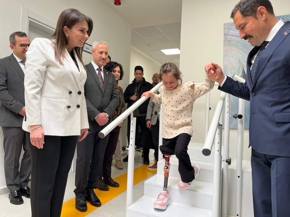 Depremde ailesini kaybeden Zeynep, Barbie’li protez bacağıyla yeni hayatına ilk adımlarını alkışlar eşliğinde attı