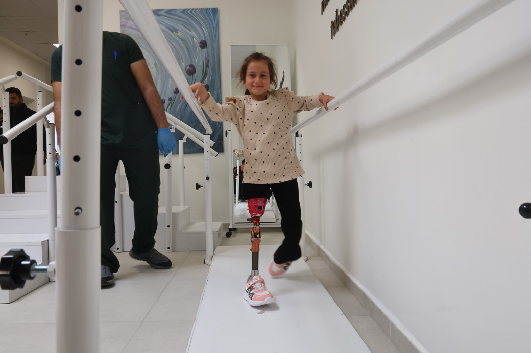 Depremde ailesini kaybeden Zeynep, Barbie’li protez bacağıyla yeni hayatına ilk adımlarını alkışlar eşliğinde attı