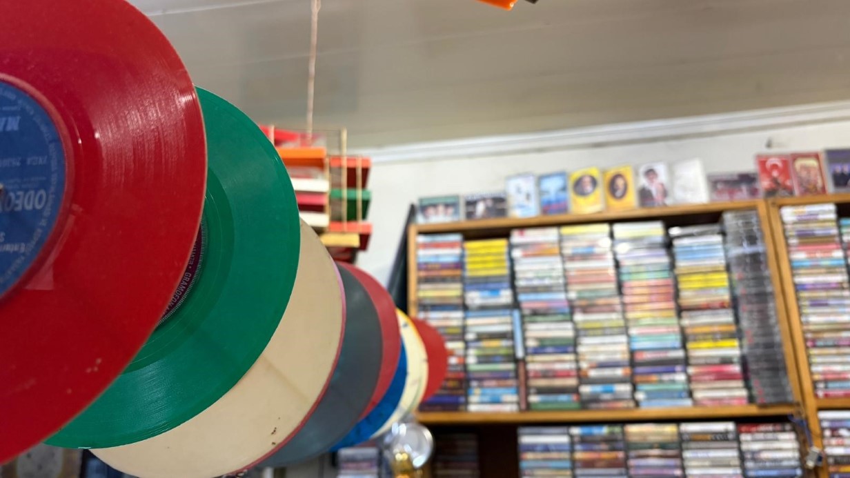 Müzik dünyasının geçmişine 20 yıldır topladığı plak ve kasetlerle ışık tutuyor