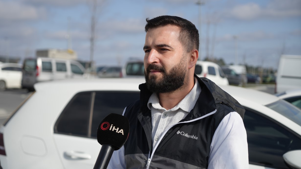 İstanbul’da 30 yaşındaki İbrahim Ak, satın aldığı elektrikli otomobilin kısa süre içinde arıza verdiğini ve yaklaşık 6 aydır servisten teslim alamadığını iddia ederek, firmadan şikayetçi oldu. Sıfır kilometre aldığı araçla sadece servise gidip gelen araç sahibi yetkililerden yardım istedi.