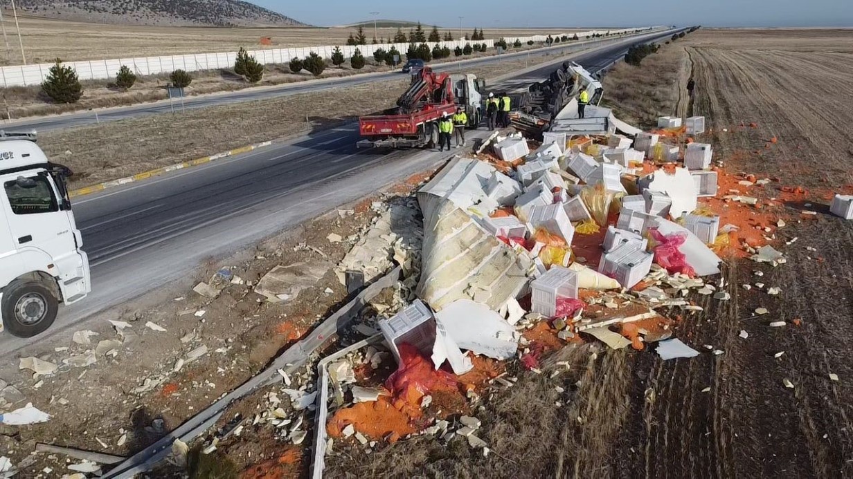Devrilen tırda 27 ton havuç ziyan oldu